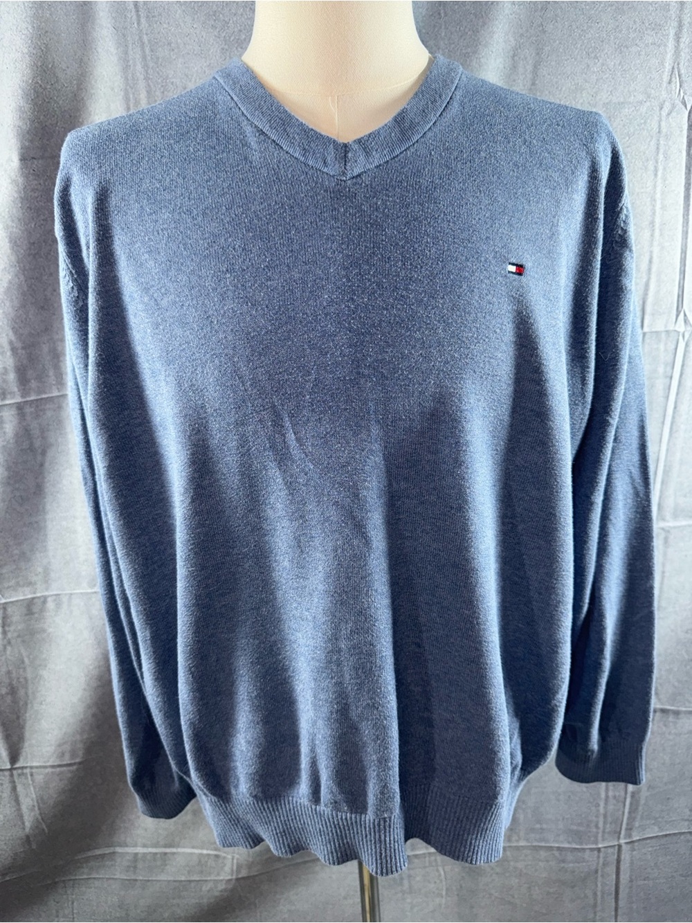 2963-Tommy Hilfiger Men's Heather Navy V-Neck Sweater